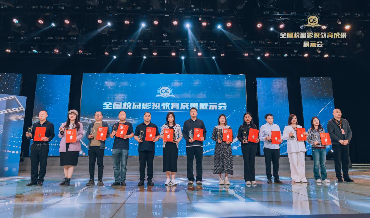 图片2：左六为校园电视台指导老师王童
